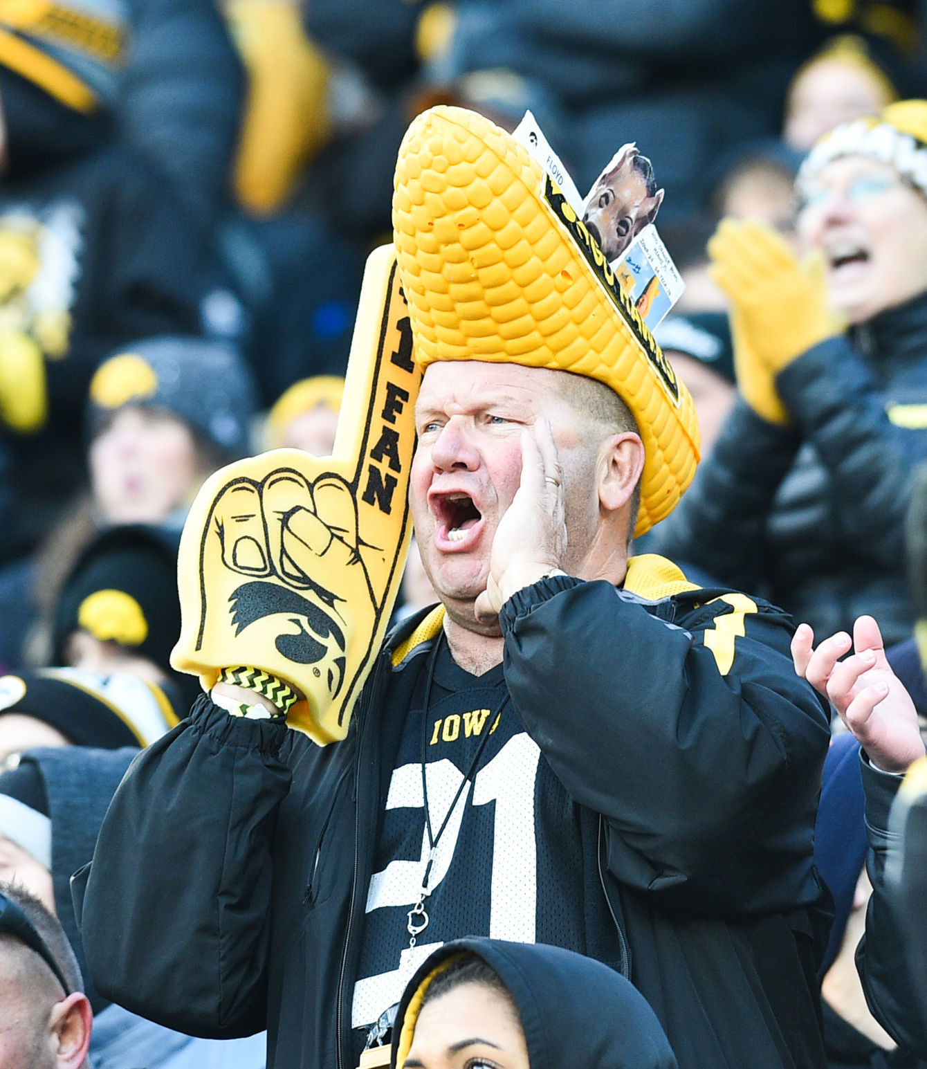 111619-qct-spt-iowa-minn-foot-140a.jpg